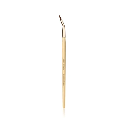 Na zdjęciu jest pędzelek do eyelinera marki Jane Iredale, znany jako Bent Liner Brush. Kształt: bardzo cienki, precyzyjny pędzelek z wygiętą skuwką, która ułatwia aplikację eyelinera.Trzonek: drewniany, w naturalnym odcieniu z nadrukowaną nazwą marki.