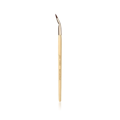 Na zdjęciu jest pędzelek do eyelinera marki Jane Iredale, znany jako Bent Liner Brush. Kształt: bardzo cienki, precyzyjny pędzelek z wygiętą skuwką, która ułatwia aplikację eyelinera.Trzonek: drewniany, w naturalnym odcieniu z nadrukowaną nazwą marki.