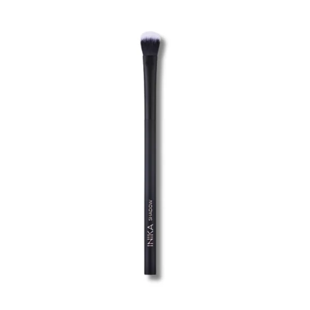 Na zdjęciu znajduje się pojedynczy pędzel do makijażu marki INIKA Organic. Pędzel ma smukły, czarny trzonek z matowym wykończeniem i napisem „INIKA EYESHADOW”, co wskazuje, że jest przeznaczony do aplikacji cieni do powiek.