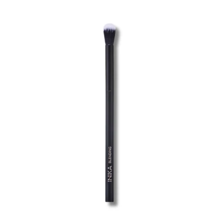 Na zdjęciu znajduje się pędzel do makijażu INIKA Organic Blending Brush. Jest to smukły, czarny pędzel z długą rączką, zakończony miękkim, zaokrąglonym włosiem w odcieniach czerni i bieli. Przeznaczony jest do blendowania cieni na powiekach
