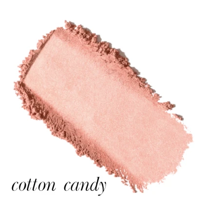 Na zdjęciu widać próbkę odcienia różu Cotton Candy Jane Iredale PurePressed® Blush – to subtelny, chłodny róż z delikatnym, rozświetlającym wykończeniem, idealny dla jasnych karnacji z neutralnym podtonem.