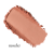 Na zdjęciu widoczny jest odcień Mocha różu do policzków Jane Iredale PurePressed® Blush – to matowy, ciepły odcień cynamonowego brązu idealny dla ciemniejszych karnacji o neutralnym podtonie skóry.