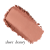 Na zdjęciu widoczny jest odcień Sheer Honey różu do policzków Jane Iredale - ciepły, matowy odcień brzoskwiniowo-karmelowy, idealny dla średnich i ciemniejszych karnacji z ciepłym podtonem.