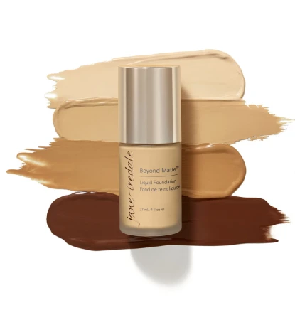 Beyond Matte Liquid Foundation posiada elegancką butelkę z szklanego, matowego materiału. Butelka jest zazwyczaj dość smukła i prosta, z precyzyjnym aplikatorem (np. pompką), co umożliwia łatwe dozowanie odpowiedniej ilości produktu.