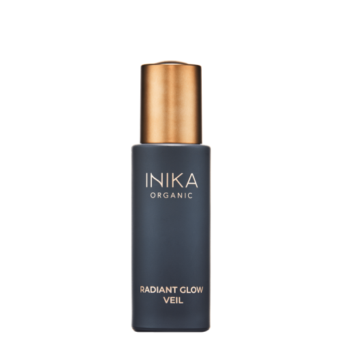 Na zdjęciu znajduje się produkt marki INIKA Organic o nazwie Radiant Glow Veil. elegancka butelka z matowego, ciemnego szkła z metaliczną, złotą nakrętką.