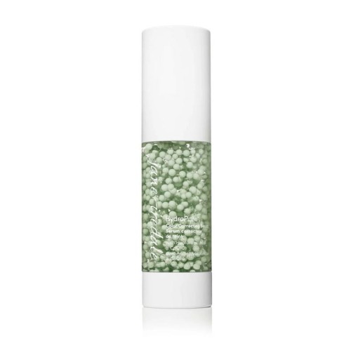 Serum w eleganckim opakowaniu typu airless (z pompką) w białym kolorze. Środkowa, przezroczysta część ukazuje zawartość: zielone kulki zamknięte w żelowej bazie, co nadaje produktowi wyjątkowy i luksusowy wygląd. Produkt z kapsułkami składników aktywnych.