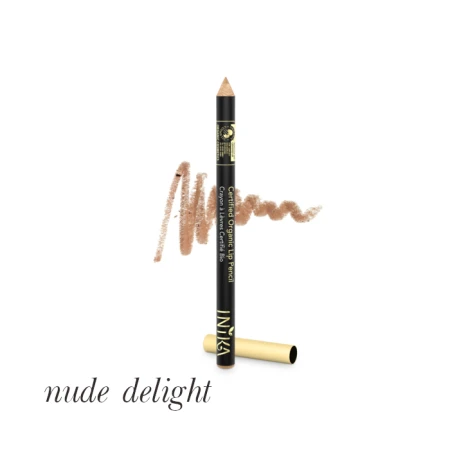 Na zdjęciu widoczna jest kredka do ust marki INIKA Organic w odcieniu „Nude Delight”. Produkt ma czarny korpus ze złotymi napisami oraz złotą zatyczkę. W tle widać próbkę koloru – delikatny, beżowy odcień nude o kremowej konsystencji.