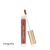 Na zdjęciu znajduje się błyszczyk do ust marki Jane Iredale w odcieniu Sangria. Produkt zamknięty jest w eleganckim, przezroczystym opakowaniu z aplikatorem typu doe-foot i złotą nakrętką. Kolor Sangria to ciepły, średni odcień różowo-brązowy