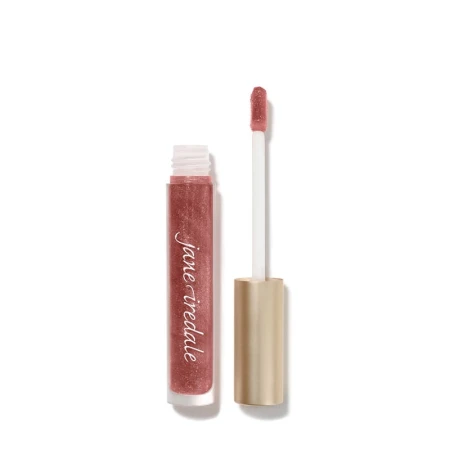 Na zdjęciu znajduje się błyszczyk do ust marki Jane Iredale. Produkt ma przezroczyste opakowanie z elegancką złotą zakrętką i aplikatorem typu gąbeczka. Odcień błyszczyka to Mocha Latte – subtelny, połyskujący brąz