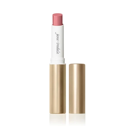 Na zdjęciu widzimy pomadkę Jane Iredale w odcieniu Tutu. Odcień to przygaszony malinowy róż – elegancki, lekko chłodnawy róż z nutą jagodowej świeżości. Subtelny i dziewczęcy, ale wyrazisty. Doskonale sprawdza się na co dzień.