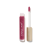 Na zdjęciu znajduje się błyszczyk do ust marki Jane Iredale w odcieniu Candied  rose. Produkt zamknięty jest w eleganckim, przezroczystym opakowaniu z aplikatorem typu gąbeczka i złotą zakrętką. Kolor błyszczyka to połyskujący róż z malinowym tonem