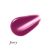 Na zdjęciu widoczny jest błyszczyk do ust Jane Iredale w odcieniu Juicy. Juicy to intensywny, chłodny fiolet z nutą różu.  Ten odcień świetnie komponuje się z prostym makijażem oka, nadając całości świeży i modny wygląd.