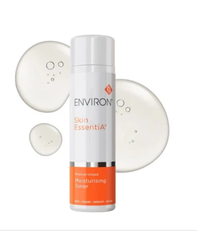 Biała butelka z pompką ENVIRON Moisturising Toner, z biało-pomarańczową etykietą i logo Environ, na tle  bezbarwnych plam próbek rozlanego tonera