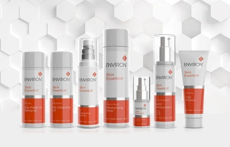 Wszystkie produkty linii Environ Skin Essentia stojące obok siebie na jasnym tle.