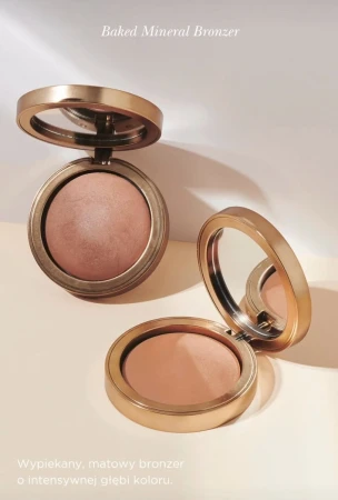 Na zdjęciu przedstawiono dwa odcienie produktu Baked Mineral Bronzer marki INIKA Organic. Produkty są zaprezentowane w eleganckich, złotych opakowaniach z lusterkiem. Subtelne oświetlenie eksponuje naturalne, ciepłe tony bronzera
