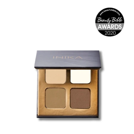 Na zdjęciu widoczna jest paleta cieni do powiek INIKA Organic, która zdobyła nagrodę Beauty Bible Awards 2020. Opakowanie utrzymane jest w eleganckiej, minimalistycznej stylistyce z matowym czarnym wieczkiem i złotym logo marki.