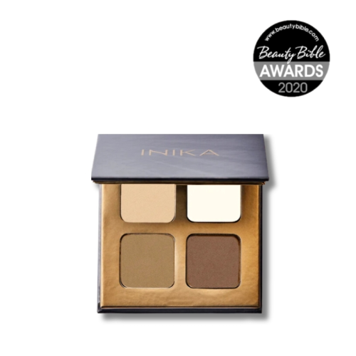 Na zdjęciu widoczna jest paleta cieni do powiek INIKA Organic, która zdobyła nagrodę Beauty Bible Awards 2020. Opakowanie utrzymane jest w eleganckiej, minimalistycznej stylistyce z matowym czarnym wieczkiem i złotym logo marki.