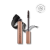 Na zdjęciu widoczna jest maskara INIKA Organic Long Lash Mascara w eleganckim, miedzianym opakowaniu. Produkt został zaprezentowany z odsłoniętą szczoteczką oraz efektownym rozmazaniem tuszu, które podkreśla intensywną czerń