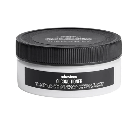 Davines OI Conditioner – odżywka do włosów w eleganckim, białym słoiczku z czarną zakrętką i etykietą. Produkt przeznaczony do wszystkich rodzajów włosów, zawiera olejek roucou. Pojemność 75 ml.