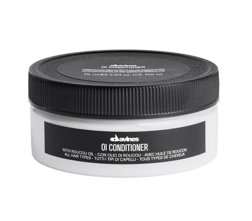 Davines OI Conditioner – odżywka do włosów w eleganckim, białym słoiczku z czarną zakrętką i etykietą. Produkt przeznaczony do wszystkich rodzajów włosów, zawiera olejek roucou. Pojemność 75 ml.
