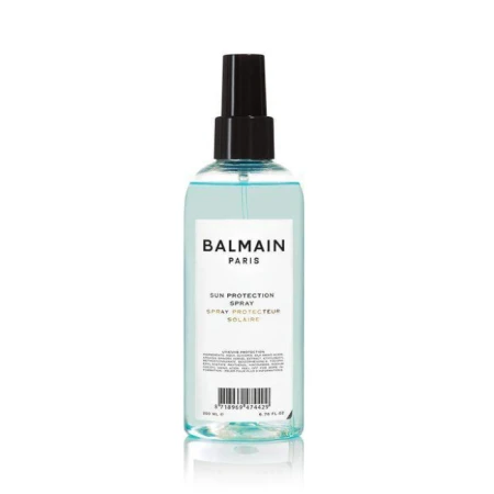 Balmain Paris Sun Protection Spray w przezroczystej, turkusowej butelce z czarnym atomizerem. Stylowy, minimalistyczny design z czarnym napisem.