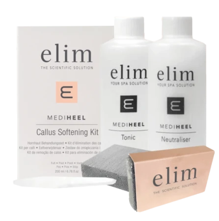 Na zdjęciu znajduje się zestaw callus softening kit. Zestaw zawiera dwa produkty w białych butelkach i specjalny szary pumeks