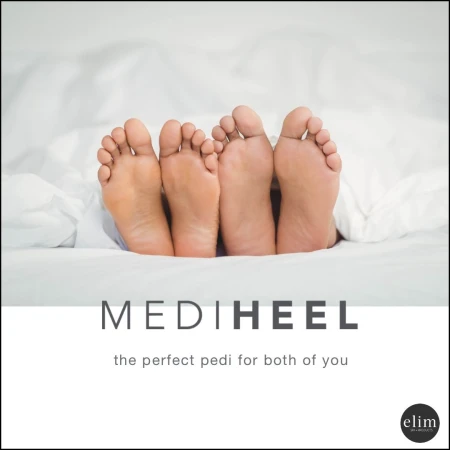 Zdjęcie przedstawia stopy dwóch osób leżących obok siebie w łóżku, wystające spod kołdry. Na dole znajduje się hasło: "MEDIHEEL – the perfect pedi for both of you" oraz logo marki Elim.