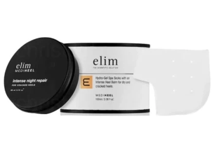 Na zdjęciu jest zestaw marki Elim MEDIHEEL. Zestaw składa się z czarnego słoiczka z kremem „Intense Night Repair” do popękanych pięt, pojemnika z białą etykietą zawierającego „Hydro-Gel Spa Socks with Heel Balm” oraz widocznej białej, żelowej skarpetki.