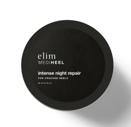 Czarny okrągły słoik Elim MEDIHEEL Intense Night Repair na popękane pięty. Minimalistyczny design z białym napisem na matowej pokrywce. Produkt o pojemności 80 ml, przeznaczony do intensywnej nocnej regeneracji stóp.
