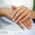 Zdjęcie przedstawia zadbane, gładkie dłonie z naturalnym manicure, delikatnie ułożone na sobie. W tle widoczny jest logotyp marki Elim, sugerujący efekt pielęgnacji produktami tej marki – zdrowa, promienna skóra dłoni.