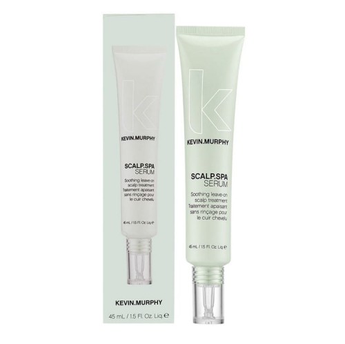 Na zdjęciu przedstawiono produkt do pielęgnacji skóry głowy KEVIN.MURPHY SCALP.SPA SERUM.plastikowa tubka z przezroczystym aplikatorem. Produkt ma minimalistyczny design z dużą literą „K” wytłoczoną na przedniej ściance.