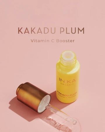 Na zdjęciu widzimy kosmetyk INIKA Organic Kakadu Plum Vitamin C Booster – serum witaminowe zamknięte w estetycznej, żółtej buteleczce z przezroczystą pipetą i metaliczną zakrętką w odcieniu miedzianego złota.