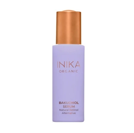 Na zdjęciu znajduje się INIKA Organic Bakuchiol Serum – naturalna alternatywa dla retinolu. Butelka ma elegancki, matowy design w odcieniu jasnego fioletu, co koresponduje z łagodnym, roślinnym charakterem bakuchiolu.