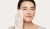 Na zdjęciu jest kobieta używającą rękawicy Magic Mitt marki Jane Iredale do oczyszczania twarzy. Kobieta wygląda na zrelaksowaną i zadowoloną, a jej cera jest promienna i świeża.