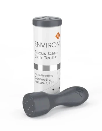 Derma stempel Environ Focus-CIT® i białe opakowanie z logo Environ na jasnym tle. Roller ma ciemnoszarą rączkę i głowicę z mikroigłami, przeznaczony do pielęgnacji skóry twarzy. Opakowanie jest cylindryczne z szarym wieczkiem.