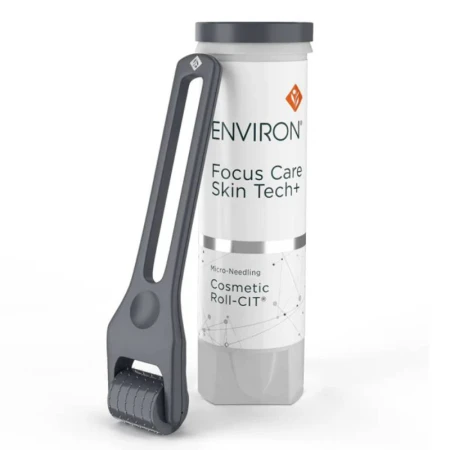 ENVIRON Cosmetic Roll-CIT - czarny derma roller oparty o biało-czarne opakowanie z białą etykietą i czarnymi detalami. Widoczne logo Environ i napis „Focus Care Skin Tech+”.