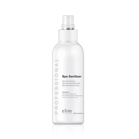 Butelka z białym płynem dezynfekującym Elim Professional Spa Sanitizer o pojemności 250 ml, z atomizerem w sprayu. Elegancki, minimalistyczny design z napisem „PROFESSIONAL” wzdłuż butelki.