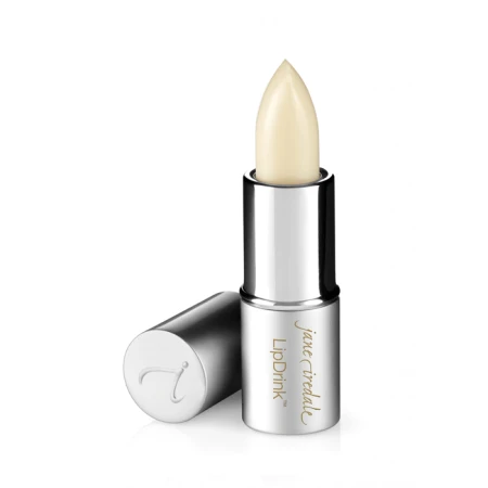 Na zdjęciu znajduje się balsam do ust LipDrink® Lip Balm marki Jane Iredale w formie szminki. Produkt umieszczony jest w eleganckim, srebrnym opakowaniu z delikatnym logotypem marki na zakrętce.