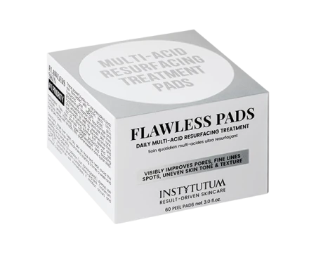 Zdjęcie przedstawia kartonowe opakowanie kosmetyku o nazwie „Flawless Pads” marki Instytutum. Na przedniej ściance pudełka znajduje się informacja o działaniu produktu