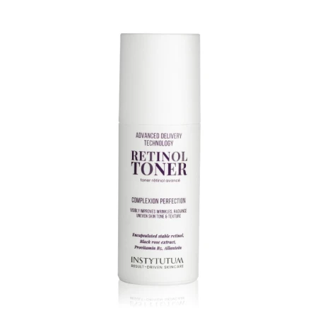 Biała butelka toniku Instytutum Retinol Toner z fioletowym i czarnym napisem. Zawiera retinol, ekstrakt z róży i witaminy. Produkt poprawia koloryt i teksturę skóry. Minimalistyczne opakowanie z prostym, nowoczesnym designem
