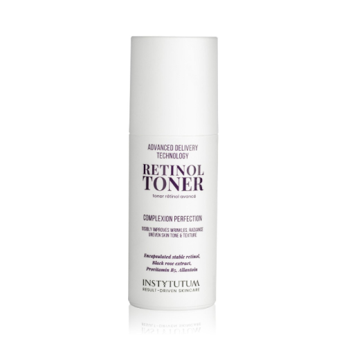 Biała butelka toniku Instytutum Retinol Toner z fioletowym i czarnym napisem. Zawiera retinol, ekstrakt z róży i witaminy. Produkt poprawia koloryt i teksturę skóry. Minimalistyczne opakowanie z prostym, nowoczesnym designem