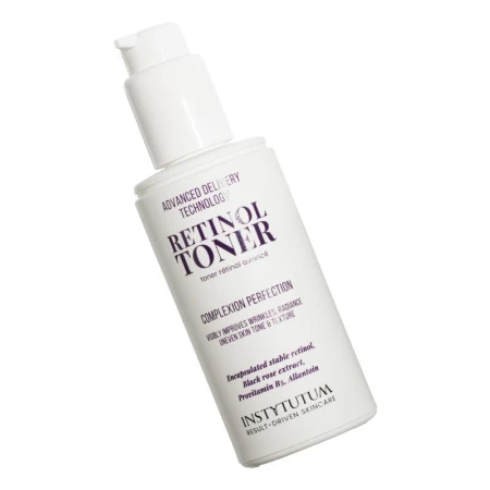 Biała butelka z pompką Instytutum Retinol Toner, pochylona lekko w bok. Etykieta z fioletowym i czarnym napisem. Tonik z retinolem, ekstraktem z róży i witaminami, poprawiający koloryt i teksturę skóry. Design prosty i nowoczesny.