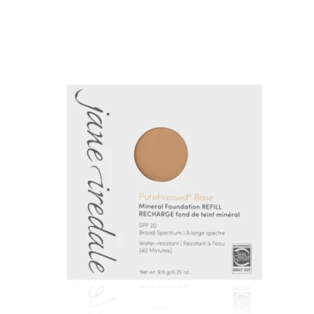 Kwadratowe, papierowe opakowanie pudru mineralnego Jane Iredale PurePressed® Base w wersji refill (wkład uzupełniający). W centrum opakowania widoczny jest okrągły otwór z odsłoniętym pudrem