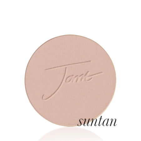 Okrągły, prasowany puder do twarzy marki Jane Iredale w odcieniu Suntan: średni beż z ciepłym, lekko opalonym odcieniem z wytłoczonym logo Jane Iredale