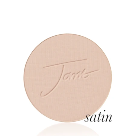 Okrągły, prasowany puder do twarzy marki Jane Iredale w odcieniu Satin: jasny do średniego beż o neutralnym podtonie z wytłoczonym logo Jane Iredale.