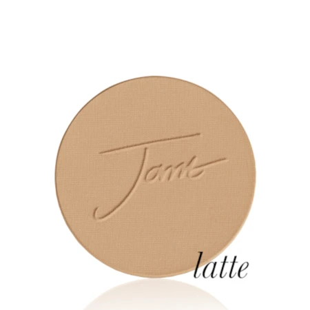 Okrągły, prasowany puder do twarzy marki Jane Iredale w odcieniu Latte: średni beż z ciepłym, karmelowym podtonem z wytłoczonym logo Jane Iredale.
