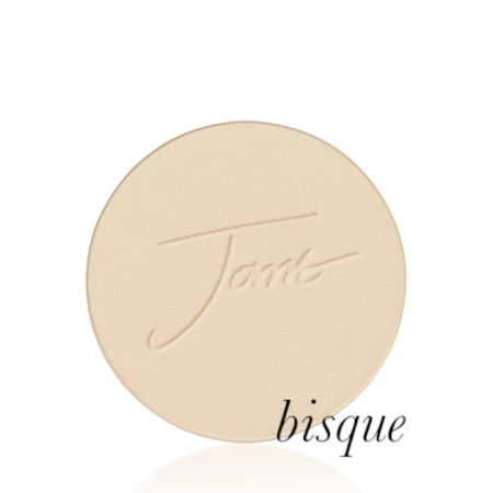 Okrągły, prasowany puder do twarzy marki Jane Iredale w odcieniu Bisque: bardzo jasny odcień kości słoniowej z ciepłym, kremowym podtonem z wytłoczonym logo Jane Iredale.