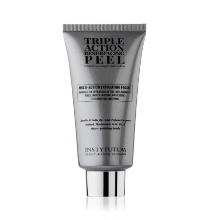 Srebrna tubka Instytutum Triple Action Resurfacing Peel z czarnym napisem i srebrnym korkiem. Produkt złuszczający do twarzy, poprawiający strukturę skóry, wygładzający i nawilżający. Zawiera kwasy AHA/BHA, enzymy i mikroziarenka peelingujące.