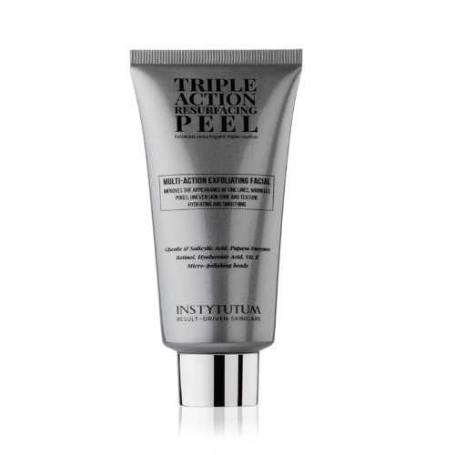 Srebrna tubka Instytutum Triple Action Resurfacing Peel z czarnym napisem i srebrnym korkiem. Produkt złuszczający do twarzy, poprawiający strukturę skóry, wygładzający i nawilżający. Zawiera kwasy AHA/BHA, enzymy i mikroziarenka peelingujące.