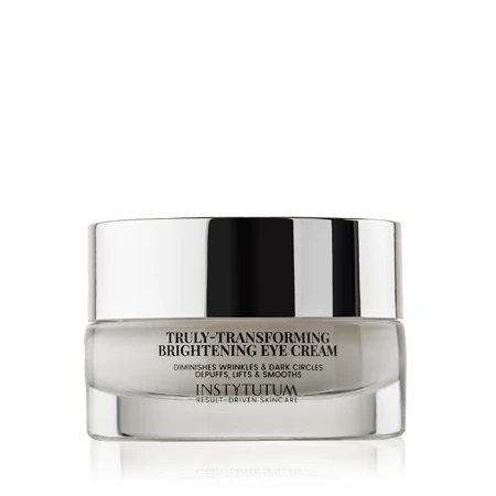 Szklany słoiczek Instytutum Truly-Transforming Brightening Eye Cream z metaliczną, lustrzaną zakrętką. Krem redukuje zmarszczki i cienie pod oczami, wygładza i unosi skórę. Minimalistyczny design z czarnym napisem na przezroczystym opakowaniu.